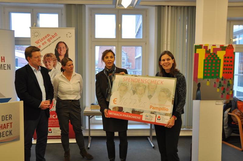 FH-Präsidentin Dr. Muriel Helbig (r.) und Lübecks Wissenschaftsmanagerin Dr. Iris Klaßen (2.v.r.) übergeben den Scheck an Frank Nüsse, GF „Die Brücke“ + Diana Kuchenbecker, "Pampilio"