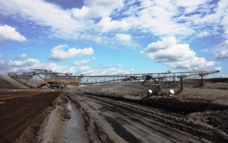 Die Abraumförderbrücke F 60 im Braunkohletagebau Nochten.