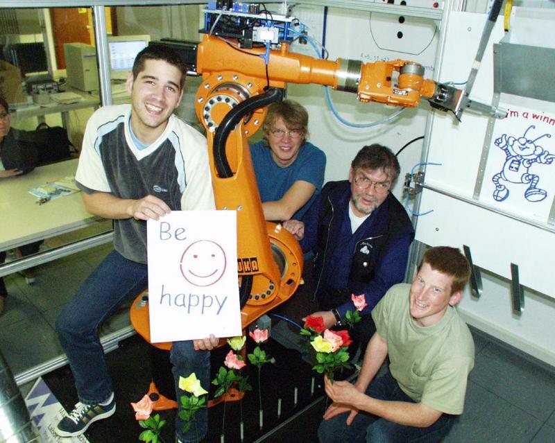 Einen malenden Roboter präsentieren Rainer Schulte, Prof. Dr. Peter Renvert, Rainer Mäffert und Andreas Marxen (v.l.n.r) auf der YOU in Essen