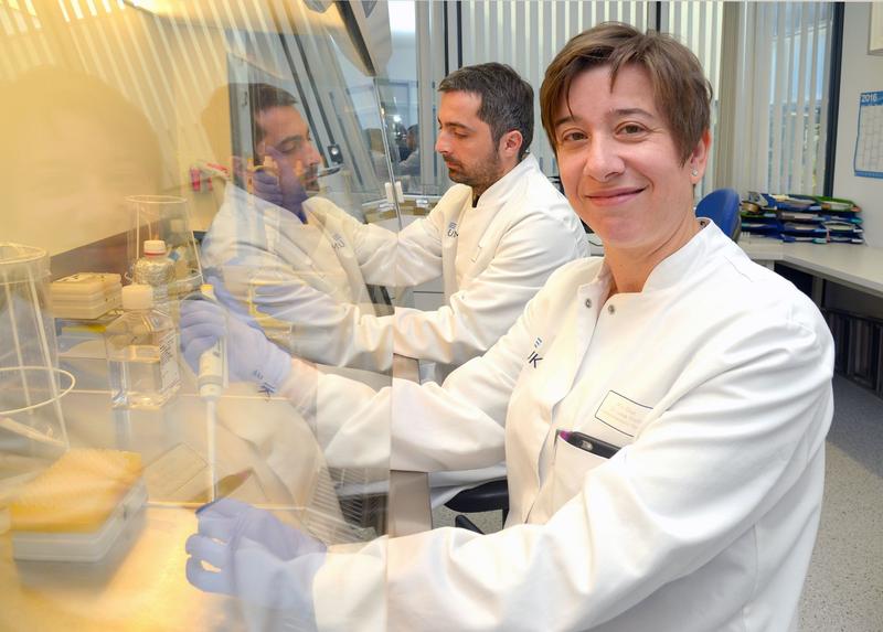 Dr. Luisa Klotz und Ivan Kuzmanov bei der Arbeit im Labor 