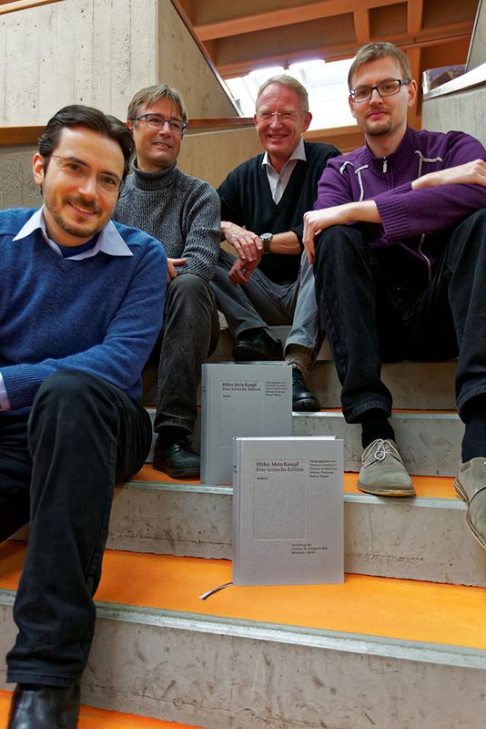 Dr. Christian Hartmann (3.v.li.) und Projektteam Roman Töppel, Othmar Plöckinger, Thomas Vordermayer (v.li.), Träger des Wissenschaftspreises des Stifterverbandes „Gesellschaft braucht Wissenschaft"