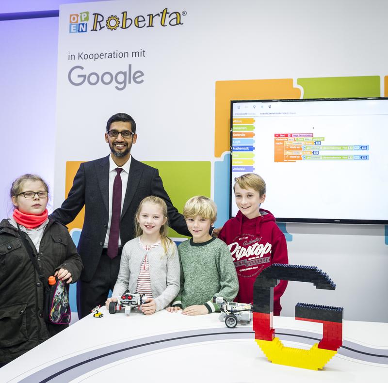Google-CEO Sundar Pichai besucht das Fraunhofer-Projekt »Open Roberta« auf dem IT-Gipfel in Saarbrücken. 