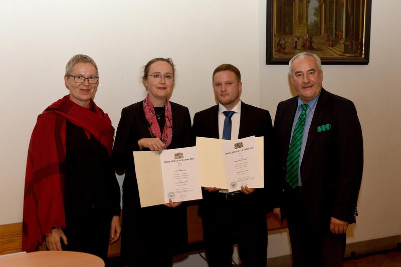Preisverleihung in München: Wissenschaftsminister Ludwig Spaenle (rechts) und Vizepräsidentin Barbara Sponholz (Uni Würzburg, links) gratulieren den Preisträgern Anke Krüger und Philipp Singer.