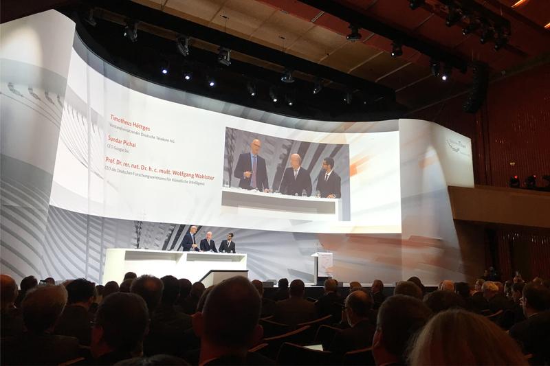 v.l. Timotheus Höttges, Wolfgang Wahlster, Sundar Pichai