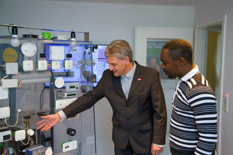 Fabrice Tchopfambie Nkameni (rechts) studiert Informations-Systemtechnik und zieht in eine der Forschungswohnungen ein. Mit Projektleiter Harald Schrom tauscht er sich regelmäßig aus.