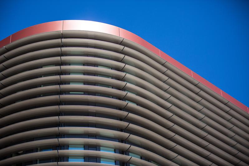 Der MZE-Neubau führt 150 Forscherinnen und Forscher aus Chemie, Physik, Materialwissenschaften, Elektrotechnik und Verfahrenstechnik unter einem Dach zusammen.