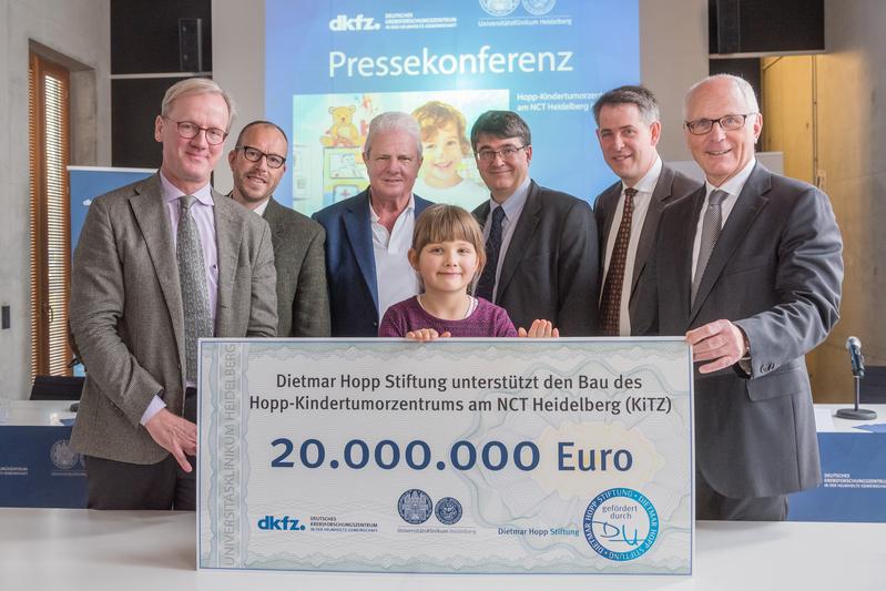 Pressekonferenz am 23. November 2016 (v.l.): Prof. Dr. Andreas Kulozik, Prof. Dr. Olaf Witt, Dietmar Hopp, Annika, Prof. Dr. Michael Baumann, Prof. Dr. Stefan Pfister, Prof. Dr. Guido Adler.