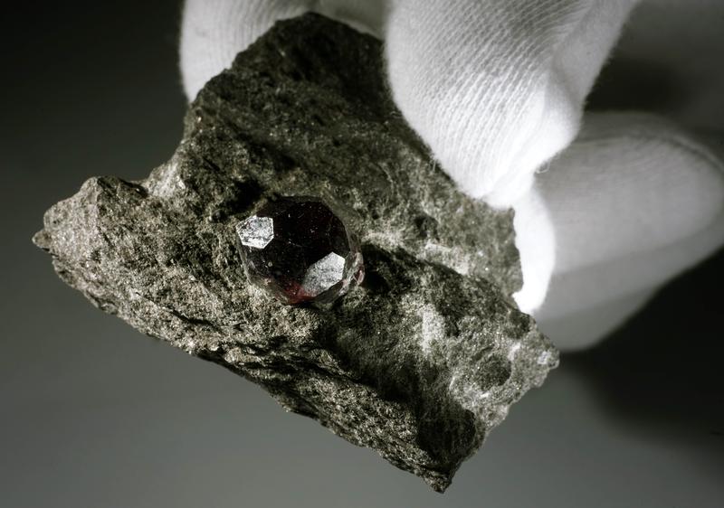 Dieser Almandin aus Alaska wird in der neuen Sonderausstellung der Mineralogischen Sammlung der Universität Jena zu sehen sein. 