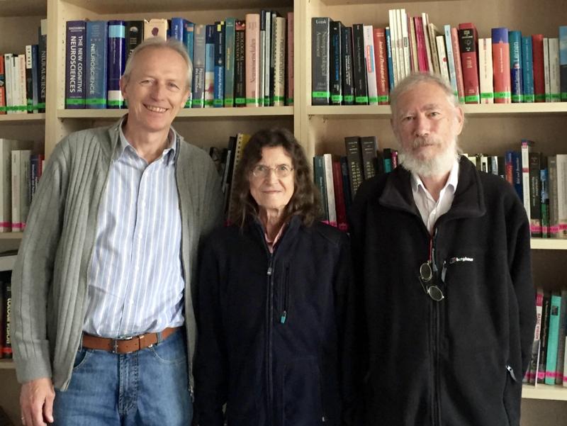 JLU-Psychologe  Prof. Dr. Karl Gegenfurtner (links) mit dem Humboldt-Forschungspreisträger Prof. Dr. Jan Koenderink (rechts) sowie seiner Frau und Ko-Autorin Andrea van Doorn.