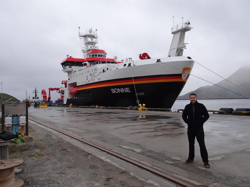 Der Biologe Dr. Alexander Ziegler von der Universität Bonn im Hafen von Dutch Harbor (Alaska/USA) vor dem Tiefseemeeresforschungsschiff „SONNE“. 