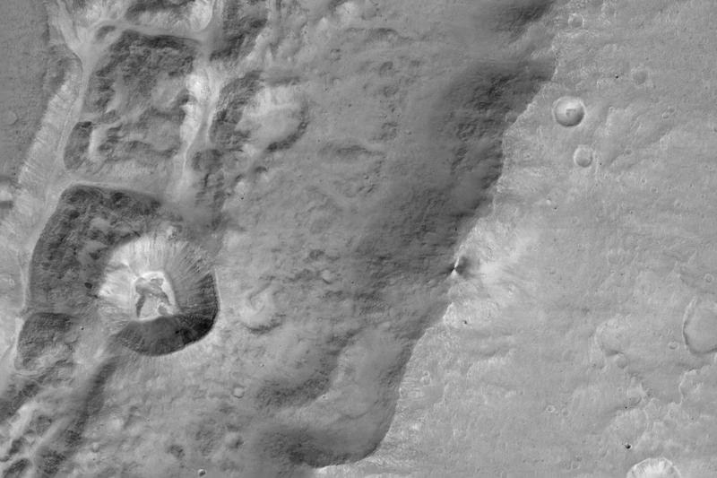 Bild eines Kraters von 1.4 km Durchmesser (links) auf dem Rand eines noch viel grösseren Kraters beim Mars-Äquator. Die Auflösung beträgt 7.2m/Pixel. Die Bilder sind gestochen scharf und zeigen, d