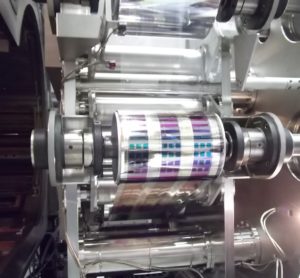 Detailansicht der Rolle-zu-Rolle Vakuumanlage am Fraunhofer FEP