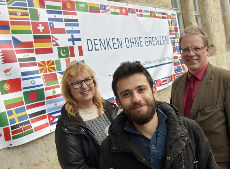 Karin und Jens Kabow aus Jena sind die Ticketpaten des syrischen Flüchtlings Ahmad Naji (M.). Sie finanzieren die Fahrten des in Weimar lebenden Mannes zur Teilnahme an Vorlesungen der Uni Jena.