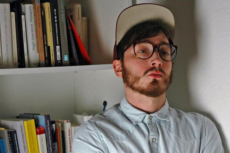 Der Berliner Autor Jörg Albrecht erhält den mit 8.000 Euro dotierten „Margarete-Schrader-Preis für Li-teratur“ 2016 der Universität Paderborn. 