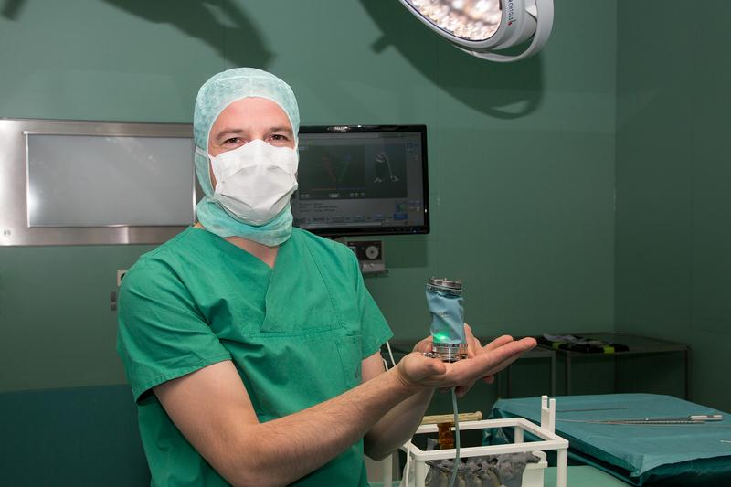 Das Wirbelsäulenzentrum des UKR kann seinen Patienten als einziges Haus in Bayern die neue Robotertechnik anbieten.