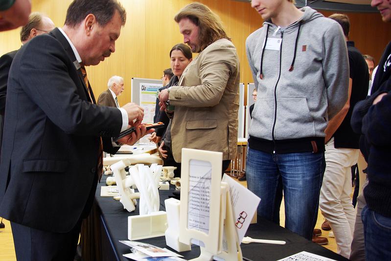 Die begleitende Fachausstellung des Praxisforums zeigte die vielfältigen Möglichkeiten der Additiven Fertigung.