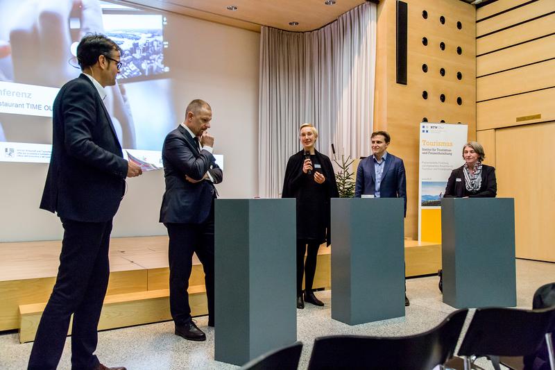 Abschlussdiskussion (v.l.n.r.): Prof. Dr. Andreas Deuber (ITF HTW Chur), Prof. Dr. Andy Ziltener (SIFE HTW Chur), Anja Kirig (Zukunftsinstitut), Philipp Ries (Google Schweiz), Myriam Keller (GRF)