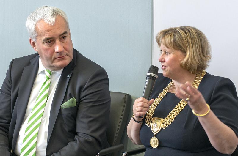 Beim Festakt diskutierten Wissenschaftsminister Dr. Ludwig Spaenle und Präsidentin Prof. Dr. Sabine Doering-Manteuffel mit Experten die Perspektiven der Augsburger Universitätsmedizin.