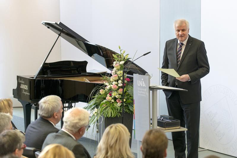 "Mit Umweltmedizin und Medizininformatik setzen wir wegweisende Schwerpunkte": Ministerpräsident Horst Seehofer bei seiner Festansprache am 2. Dezember 2016
