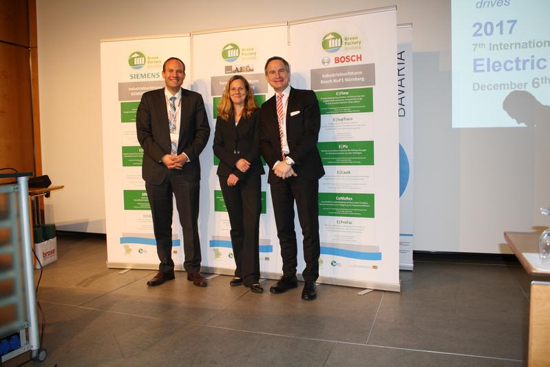 Freuen sich über die Weiterförderung: Dr. Sven Kreitlein, Dr. Silvia Kuttruff (Wirtschaftsreferat Stadt Nürnberg), Prof. Jörg Franke (von links)