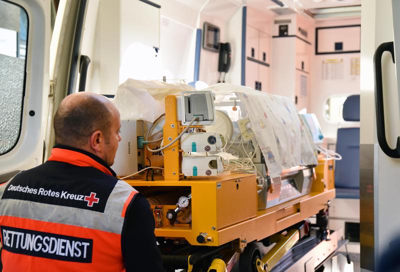Optimaler Schutz: Frühgeborene wurden in speziellen Transportinkubatoren verlegt, die eine konstante Temperatur garantierten. Alle Transporte wurden zudem medizinisch begleitet