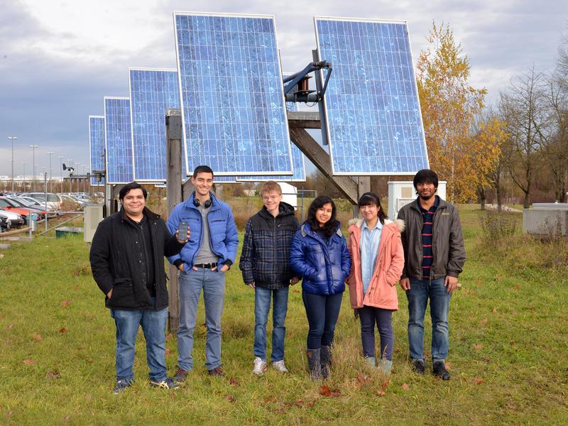 Jose Rivera (links) mit seinem Team (Viktor Vaklinov, Klaus Schreiber, Prerona Ray Baruah, Qunjie Zhou und Tanuj Ghinaiya; vlnr) vor Punkt 63084505 der OpenGridMap