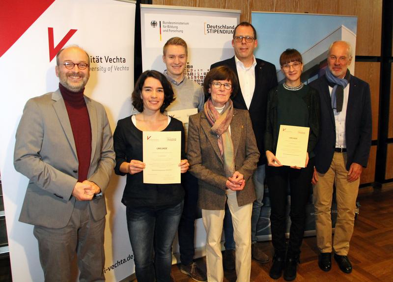 Jane Burgdorf (2.v.l.) erhält 2016/2017 ein Deutschlandstipendium für ihre sehr guten Leistungen im Studium und ihr ehrenamtliches Engagement.