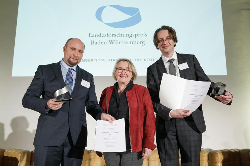 Die Landesforschungspreisträger Prof. Fedor Jelezko von der Universität Ulm (rechts) und Dr. Georg Gdynia von der Uniklinik Heidelberg (links) mit Wissenschaftsministerin Theresia Bauer 