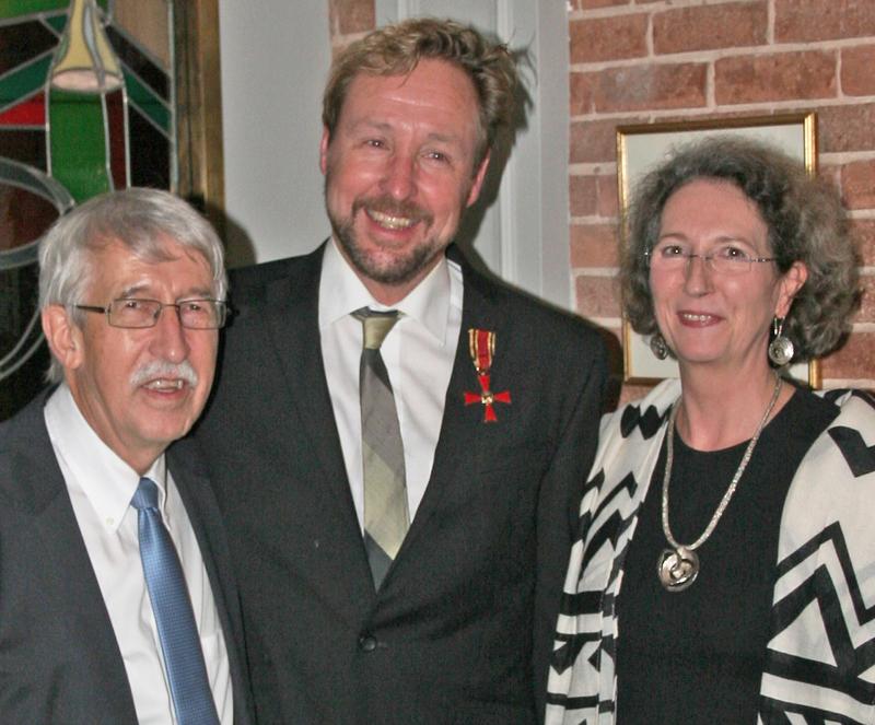 Der deutsche Generalkonsul in Montréal, Walter Leuchs (links), verlieh das Bundesverdienstkreuz in Anwesenheit von Ursula Lehmkuhl von der Universität Trier an Laurence McFalls.