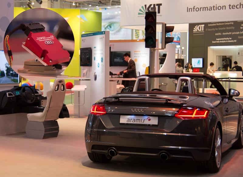 Auftritt von ARAMiS (rechts) auf der CeBIT 2016 am Messestand des BMBF und Demonstrator eines Steuergeräts aus ARAMiS (links).