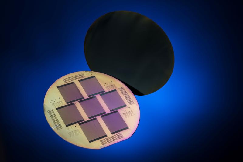 Monocrystalline 25%-silicon solar cell with POLO-contacts for both polarities on the rear side of the solar cell.