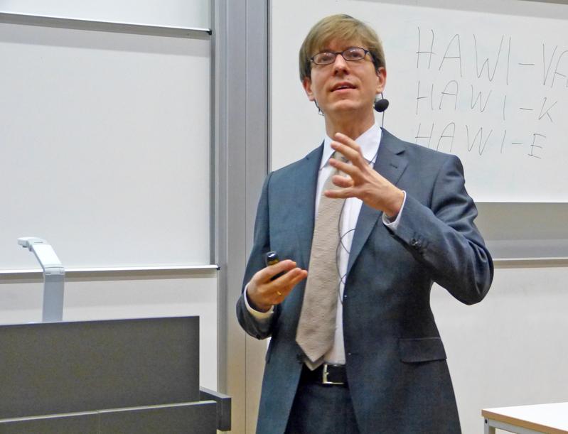 Professor Dr. Achim Förster stellte im Rahmen der 3. Menschenrechtswoche an der FHWS die „Reichsbürger und den Rechtsstaat“ vor. 