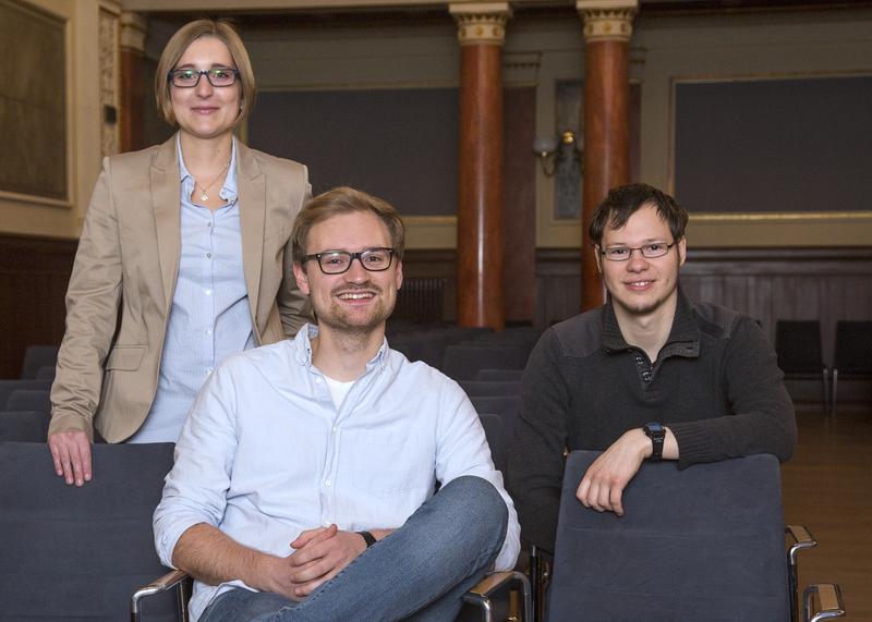 Anna Adamus, Max Weidemann (vorn links) und Helge Dobbertin freuen sich auf neue berufliche Herausforderungen nach dem Masterstudium an der Uni Rostock.
