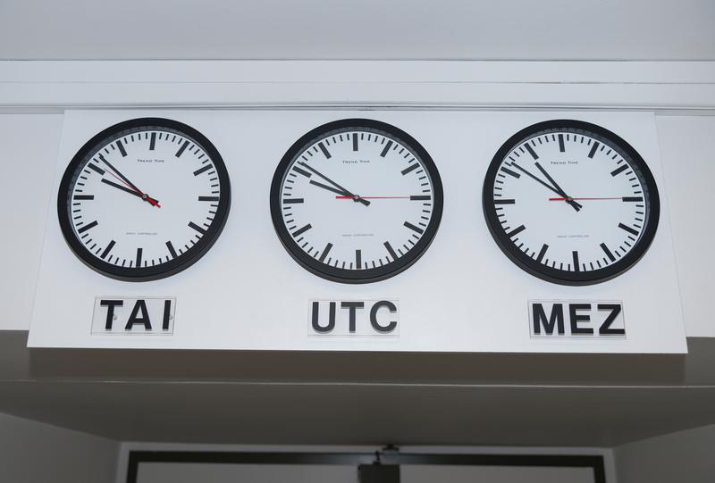 36 Sekunden Zeitunterschied: links (TAI) ohne Schaltsekunden und rechts (MEZ) mit Berücksichtigung der Schaltsekunden