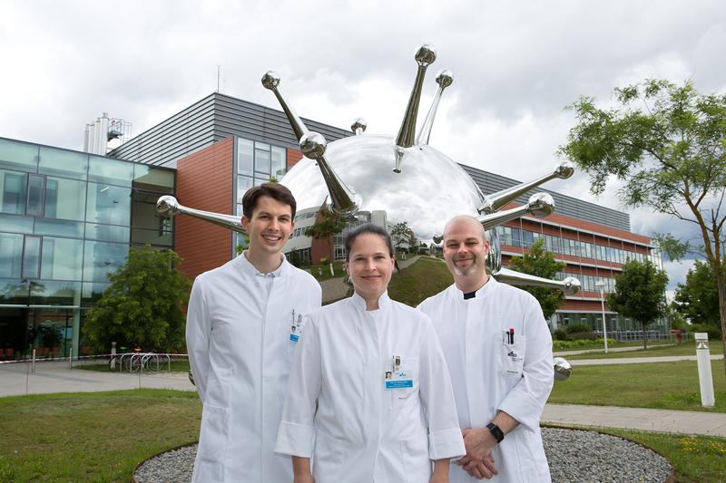 Die Arbeitsgruppe von Dr. Matthias Widbiller (l.) mit Professor Dr. Kerstin Galler und Andreas Eidt. 