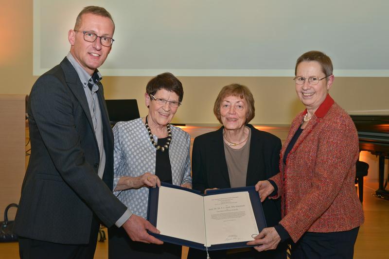 v.l.n.r.: Senatssprecher Prof. Dr. Nicolai Miosge, Prof. Süssmuth, Inge Wettig-Danielmeyer, Prof. Beisiegel.