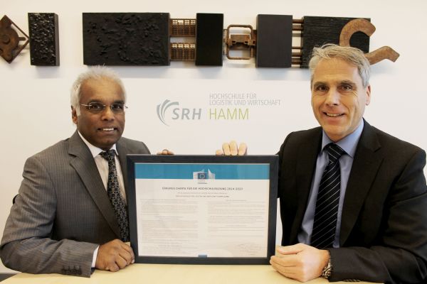 SRH-Geschäftsführer Steffen Bruckner (rechts) und der Leiter des International Office der SRH Hochschule Hamm, Prof. Dr. Haridass Pälmke freuen sich über die ERASMUS-Charta. – Foto: SRH