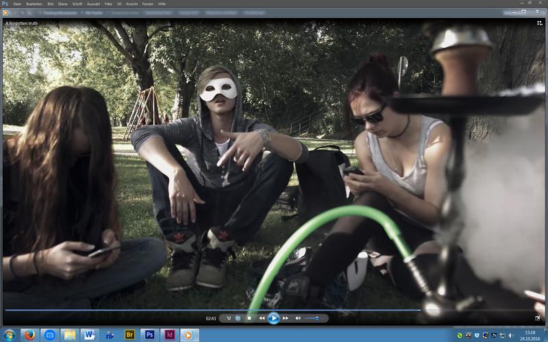 Hängen im Netz wie gefangene Fische: Szene aus dem Videoclip zum Thema „Das Fremde“.
