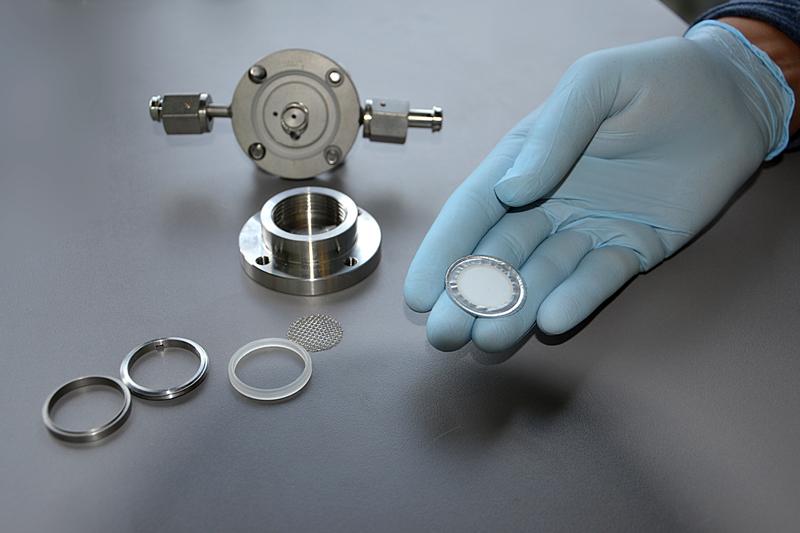 Eine Glaskeramik-Membran, die mit Aluminium und Kunststoff beschichtet ist, lässt nur Lithium-Ionen durch. Für alle anderen Bestandteile der Elektrolytflüssigkeit ist sie undurchlässig