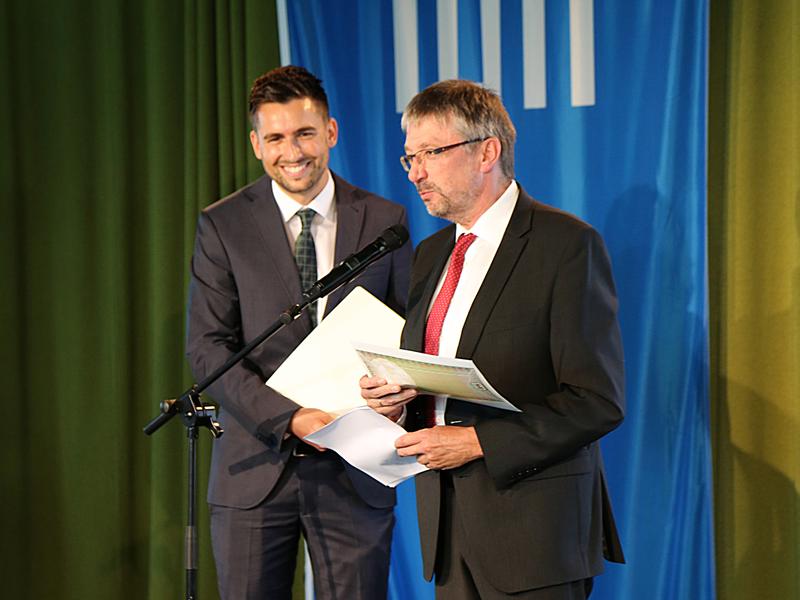 Dr. Georg Oenbrink, Leiter der Abteilung Innovation Networks & Communications bei Evonik Industries überreicht Michael Metzger den Evonik Forschungspreis 2016