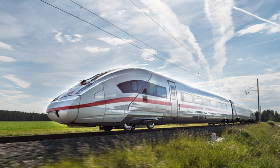 Die Deutsche Bahn und Siemens haben am 4. Dezember 2015 den neuen Fernverkehrszug für Deutschland, den ICE 4, getauft. 2017 wird er nun offiziell in Dienst gestellt.