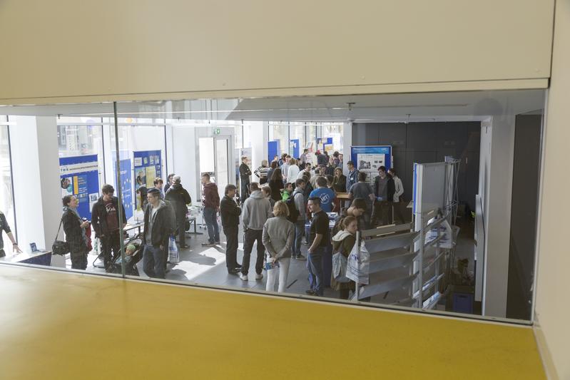 Im Foyer des Nieper-Baus der HTWK Leipzig finden Besucher Infostände und Ansprechpartner rund ums Studium.
