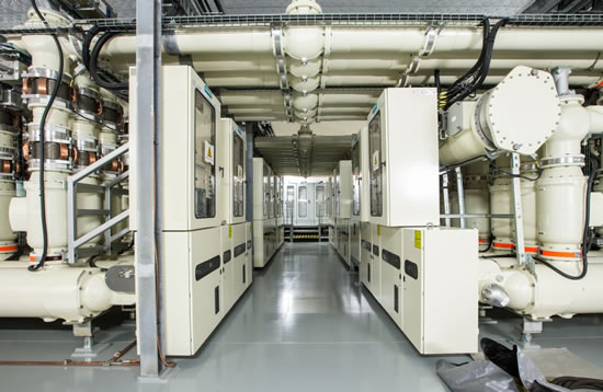 Gasisolierte Schaltanlagen - wie jene von Siemens -  können höchste Stromstärken in Sekundenbruchteilen sicher auf andere Stromkreise um- oder abschalten.