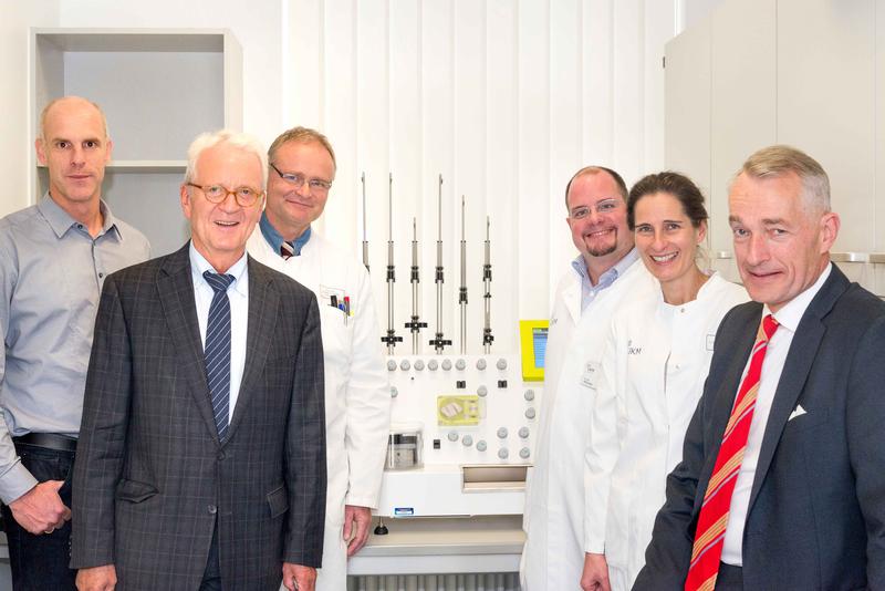 (v.l.) Jan Schneider (Kinderkrebshilfe Münster, Prof. Dr. Heribert Jürgens (Freundeskreises KMT Münster) , Priv.-Doz. Dr. Georg Geißler (Leiter des Instituts für Transfusionsmedizin) , Dr. Ulf Krause 