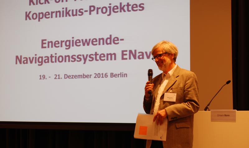 IASS-Direktor Ortwin Renn begrüßt die rund 200 Wissenschaftler beim Auftakttreffen des Kopernikus-Projekts "Energiewende-Navigationssystem" in Berlin
