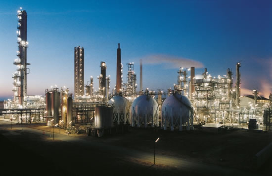 A petrochemical plant in Heide, Germany. A new fiber-optic sensor measures temperatures inside chemical reactor tubes, thus enabling the detection of critical temperatures.