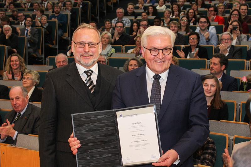 Prof. Dr. Volker Peckhaus, Dekan der Fakultät für Kulturwissenschaften, und Bundesaußenminister Dr. Frank-Walter Steinmeier. 