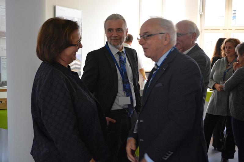 Prof. Martina Zimmermann, Dr. Jörg Kaspar (beide Fraunhofer IWS) in angeregter Diskussion mit Prof. Klaus Wetzig (IFW Dresden) 