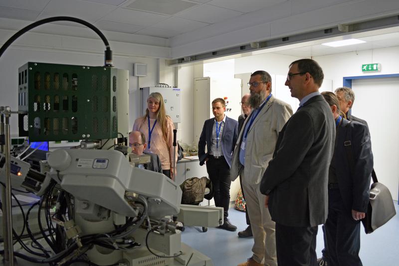 Demonstration des höchstauflösenden Rasterelektronenmikroskops JSM-7800F Prime