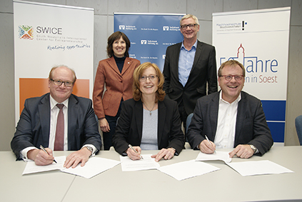 (v.li. sitzend) Bernd Wesselbaum, Prof. Dr. Christine Kohring, Prof. Dr. Peter Thiemann,  Susanne Bracht von der Wirtschaftsförderung im Kreis Soest sowie Prof. Dr. Gerlach